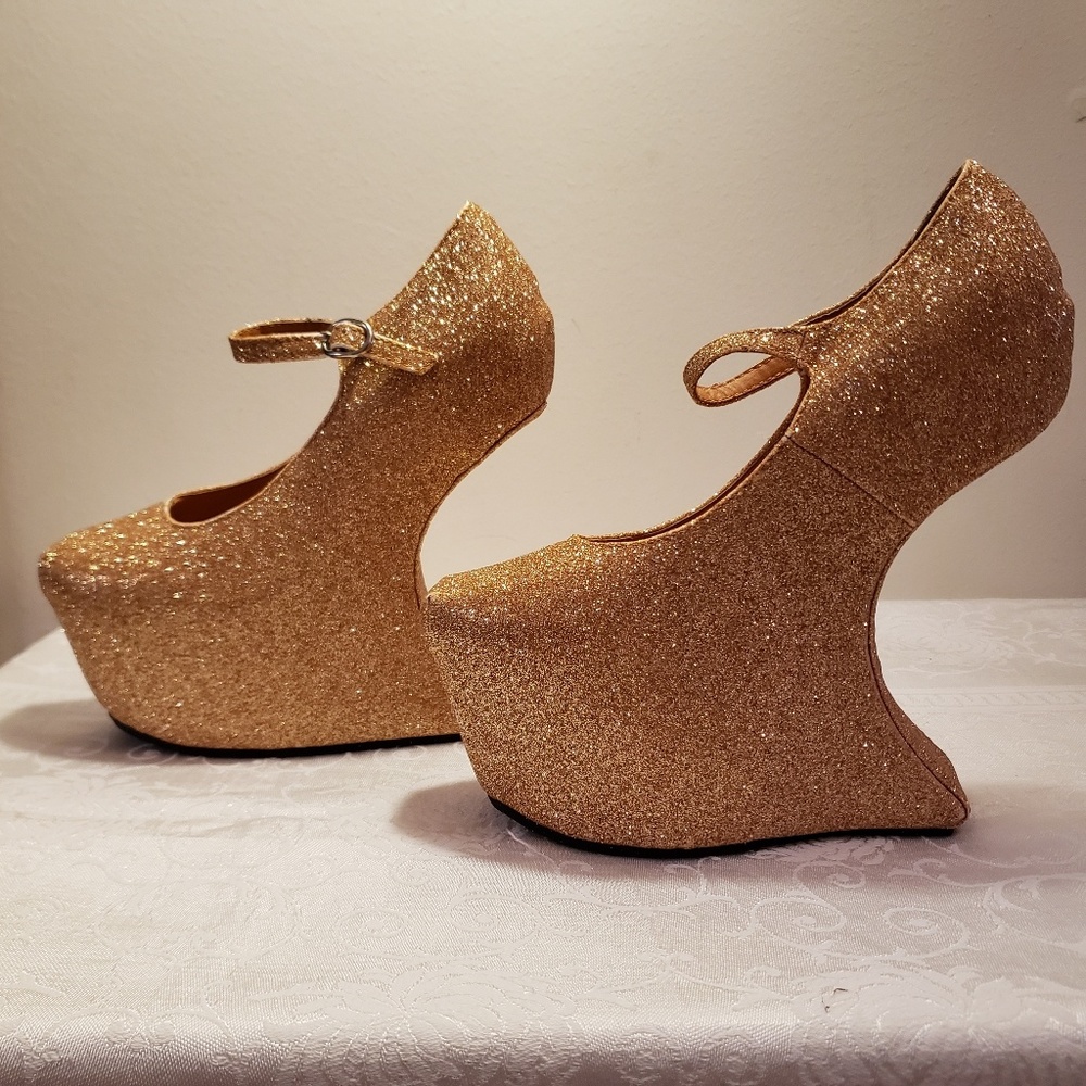 Machi Size 7 "Lady Gaga" gold glitter shoes, sexy